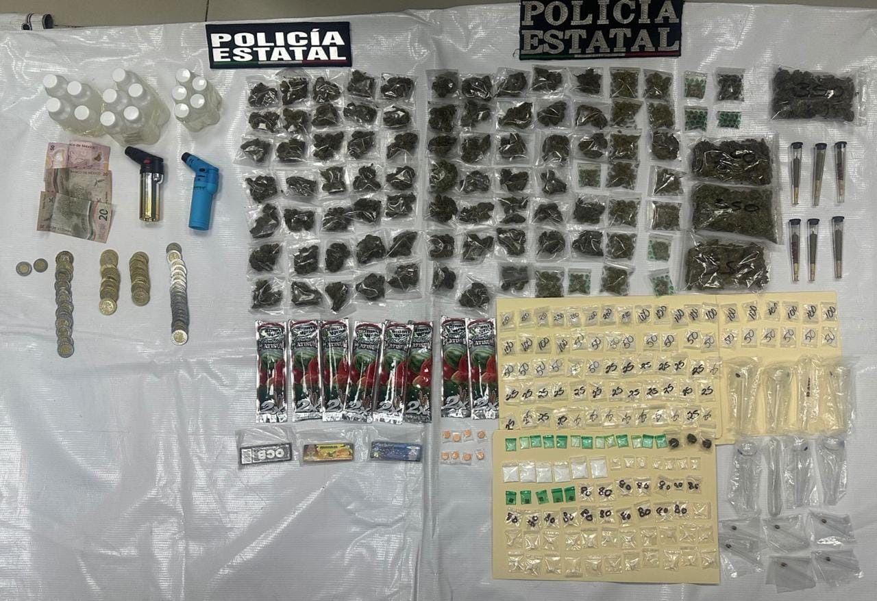 Los agentes decomisaron marihuana, cristal, cocaína, hachis, LSD, pipas de vidrio y pastillas psicotrópicas. Foto Especial