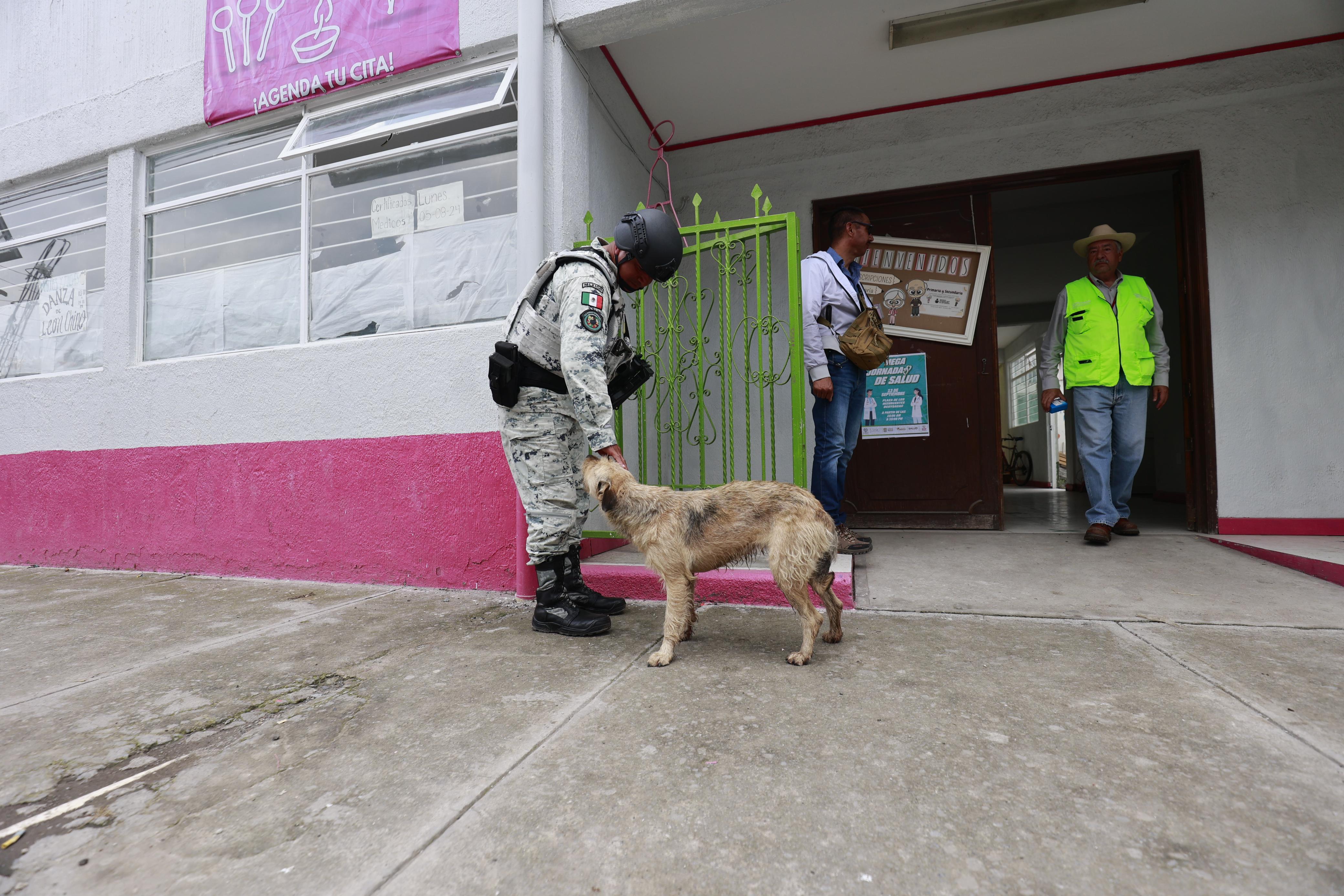 Elementos de la Guardia Nacional adoptan a Chilaquil en Ocoyoacac. Foto Macrina Vázquez