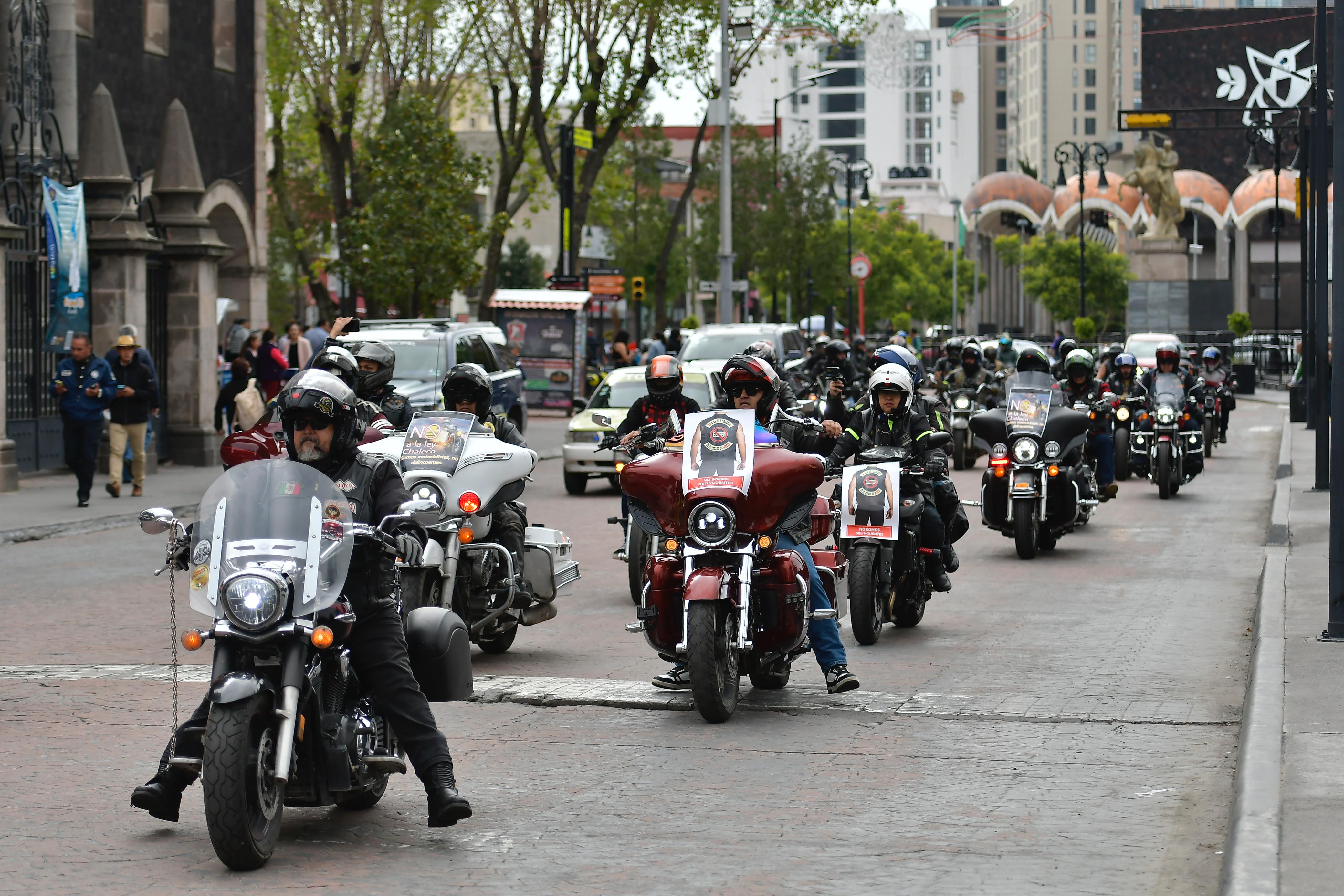 Manifestación de 100 motocicletas en Toluca. Foto Arturo Hernández